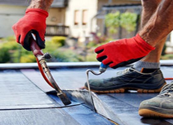 Artisan qui fait de l'étanchéité